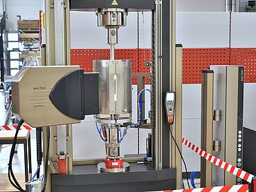Das Laserextensometer kann automatisiert werden und ist so für den Einsatz in einer Hot-Cell geeignet.