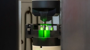 Das laserXtens kann für die Biegeprüfung eingesetzt werden und misst diese beispielsweise über Mustererkennung auf der Probe.ung auf der Probe