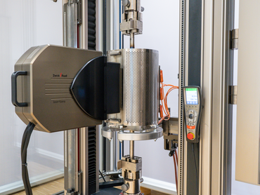 Laserextensometer mit Hochtemperatur-Ofen für Prüfungen bis +1.200°C