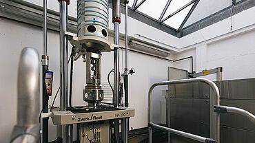 Servohydraulic testing machine HA for tests on metals under the influence of hydrogen