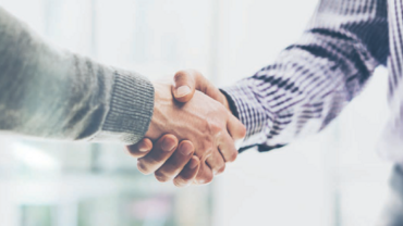 ZwickRoell Verhaltenskodex Umgang mit Mitarbeitern und Partnern Händeschütteln als Bild vom Verhaltenskodex ZwickRoell: Wir arbeiten partnerschaftlich und fair zusammen