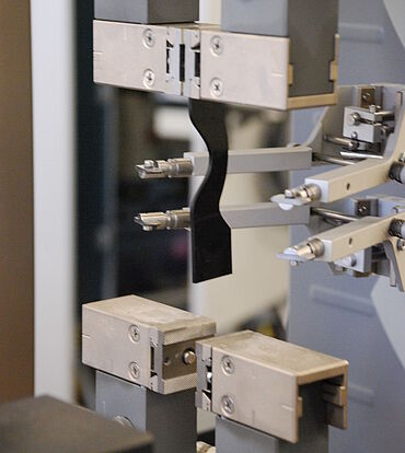 ASTM D624 Probekörper Typ B eingespannt in einem pneumatischen Probehalter