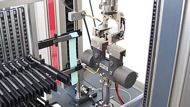 Автоматизированное испытание пленок на растяжение с помощью роботизированной системы 'roboTest F'