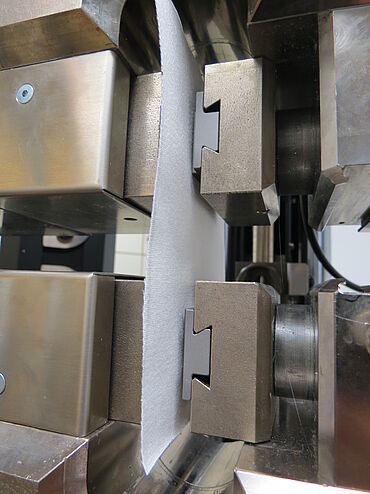 Grab-Test nach ISO 13934-2 und ASTM D5034: einseitig spannende pneumatische Probenhalter - Detailaufnahme der Backeneinsätze
