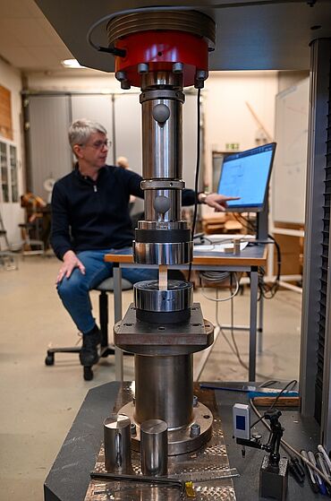 Timber testing machine: determining properties for research purposes