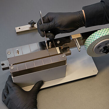 Priprava vzorca za preskuse na elektrodnih prevlekah v adhezijskem preskusu v smeri Z