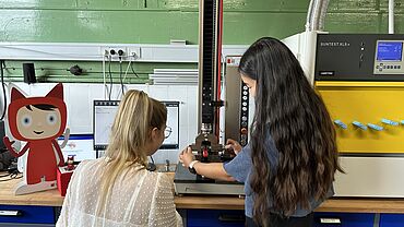 Zwei Mitarbeiterinnen bei der Qualitätsprüfung einer Toniebox