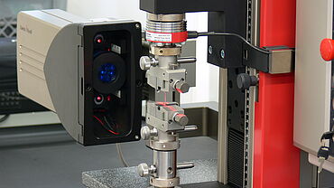 Frontalaufnahme des Minizugversuchs mit zwickiLine, laserXtens und Schraub-Probenhalter für Miniatur-Proben bis 2,5kN