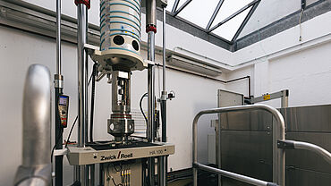 Machine d'essais servohydraulique avec autoclave pour les essais sous hydrogène comprimé (haute pression et haute température)
