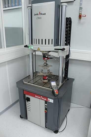 Electrodynamic testing machine LTM3 for fatigue tests on bone plates