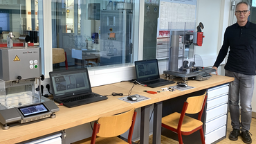 Dispositivo de medición en el laboratorio de ensayos de tecnología de plásticos de las escuelas industriales de Donaueschingen