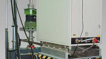 Servohydraulic testing machine: cyclic test on springs under temperature