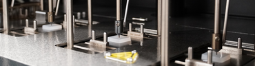 VST Vicat softening temperature, Vicat naald op sample