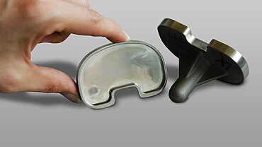 Ensayos de fatiga en la meseta tibial de prótesis de rodilla según las normas ASTM F1800 e ISO 14879