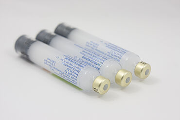 Bild einer Insulin-Karpule, die nach ISO 11608-3 auf Dichtigkeit und auf Losbrech- und Gleitkraft geprüft wird.