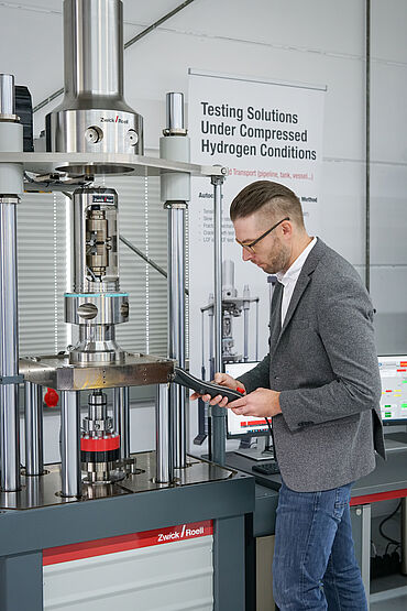 User starts the fatigue test on a threaded-end specimen in the autoclave