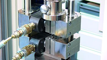 ISO 14126 | ASTM D6641: Druckversuch mit kombinierter Krafteinleitung (Combined Loading Compression)