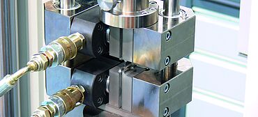 ASTM D6641 combined loading druktest (CLC) op composieten - detailaanzicht van de druktestkit voor gecombineerde belasting HCCF