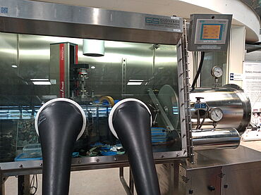 Prüfaufbau mit Glove Box (Schutzkammer) für Zugversuche an Lithium-Metall-Folien im Rahmen der Lithium-Ionen Batterieprüfung