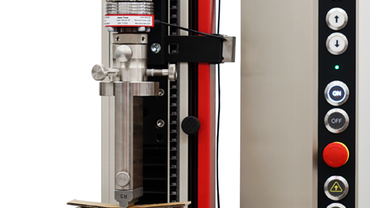 Detailed view of the 3-point flexure test kit with zwickiLine – DIN 54608