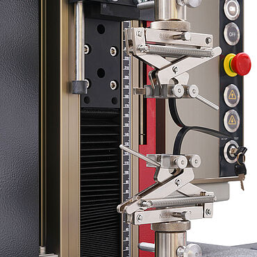 ISO 34-1: Streifenprobekörper eingespannt in Zangenprobenhalter