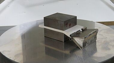 Le prove di compressione sui separatori impilati è un aspetto importante dei test di sicurezza delle batterie