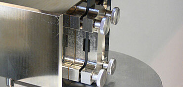 End loading druktest met sample en anti-kniksteun voor meting van de drukmodulus