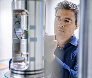 Usuário em ensaios de materiais em atmosferas de hidrogênio