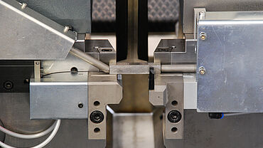 根据ASTM E23标准对缺口试棒金属试样进行冲击试验，简支梁和悬臂梁