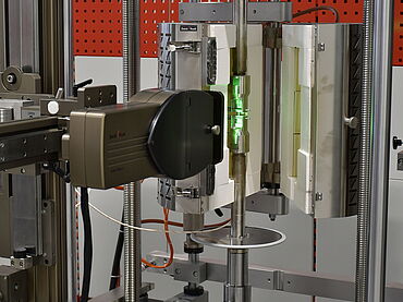 Prüfaufbau für Hochtemperatur-Zugversuch an Mikroprobe mit videoXtens 1-32 HP/TZ in Kappa-Kriechprüfmaschine