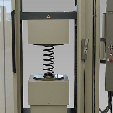 Máquina de ensayos de muelles: Plataforma de medición instalada en una máquina de ensayos AllroundLine