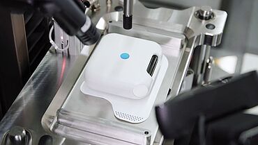 Ein On Body Delivery System liegt zur Prüfung auf dem Probentisch
