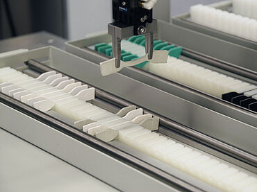 ISO 37/DIN 50534: Probenentnahme automatisierte Zugversuche