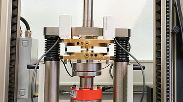 Measurement of the change in thickness of electrodes under realistic compression conditions