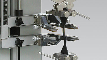 Univerzalni preskusni stroj za natezni preskus gume