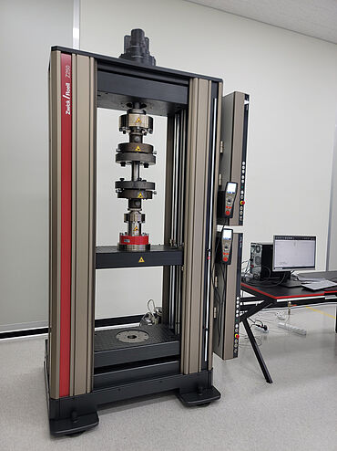 Prüfmaschine für Zug-Torsionsversuche und Druck-Torsionsversuche