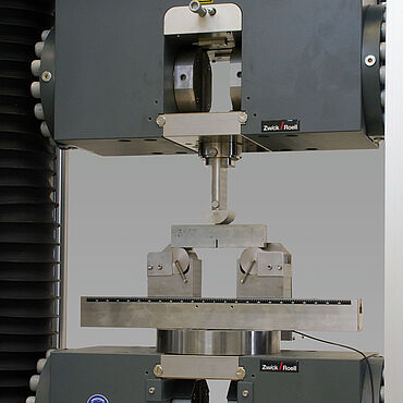 Flexure test kit as plug-in system in a standard specimen grip