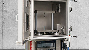 Battery Abuse Testing: ZwickRoell Universalprüfmaschine AllroundLine kombiniert mit Extreme Event Kammer von Weiss Technik