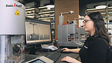 ZwickRoell Fließprüfgerät A-Flow mit Bedienerin