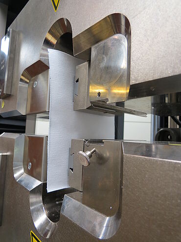 Grab-Test nach ISO 13934-2 und ASTM D5034: einseitig spannende pneumatische Probenhalter - Detailaufnahme der Backeneinsätze