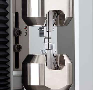 Open hole compression test with ASTM support device in parallel-clamping hydraulic grips Open hole compression test to ASTM D6484 with ASTM support device in parallel-clamping hydraulic grips.