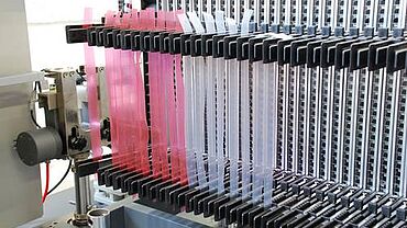 Automatic tensile test: The films are gripped in the magazine Automatic tensile test: The films are gripped in the magazine