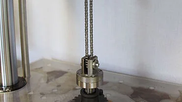 Ermüdungsprüfung an Gelenkketten mit einer Resonanzprüfmaschine Vibrophore