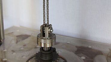 Ermüdungsprüfung an Gelenkketten mit einer Resonanzprüfmaschine Vibrophore