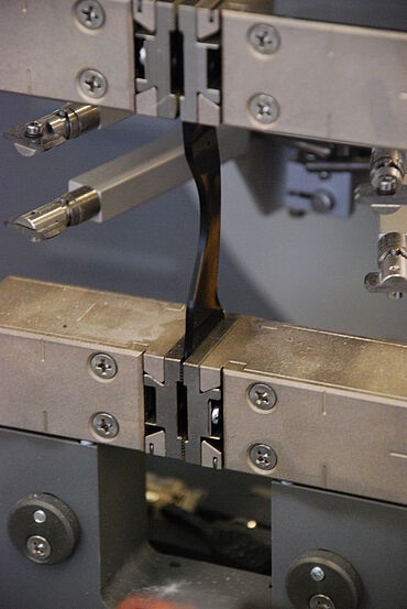 ASTM D624: Probekörper Typ B im Weiterreißversuch