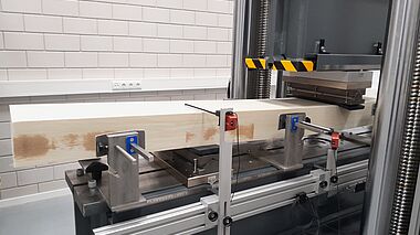 Sekisui 3-point bending test on plastic railroad tie