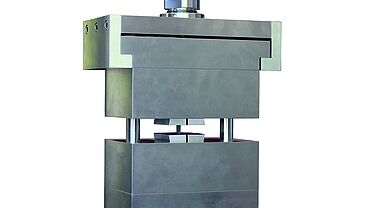 Shear Loading Compression metodu için IITRI basınç cihazı ile kuvvet uygulaması ile basınç testi