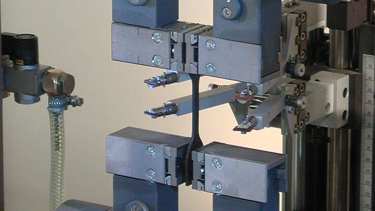 ASTM D412 Essai de traction Caoutchouc & Élastomère | ZwickRoell