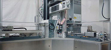 ZwickRoell Lösung für die Kunststoff-Branche: Automatisches Prüfsystem roboTest I