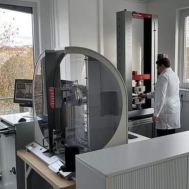 Mesin pengujian di laboratorium pengujian Kärcher